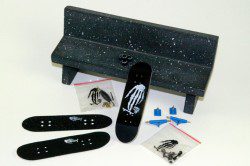 BLACK-BENCH+GEN4-CLOSE-UP-SKULL BLACK-CLOSEUP-FINGERBOARD