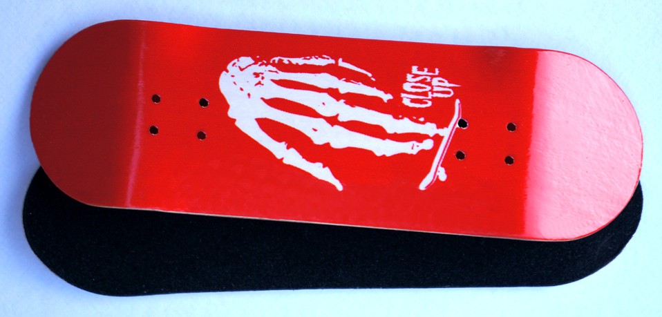 BOARD G5 CLOSE UP SKULL HAND RED 30 MM (+RIPTAPE) – 9,50 € ($12,38 USD)
