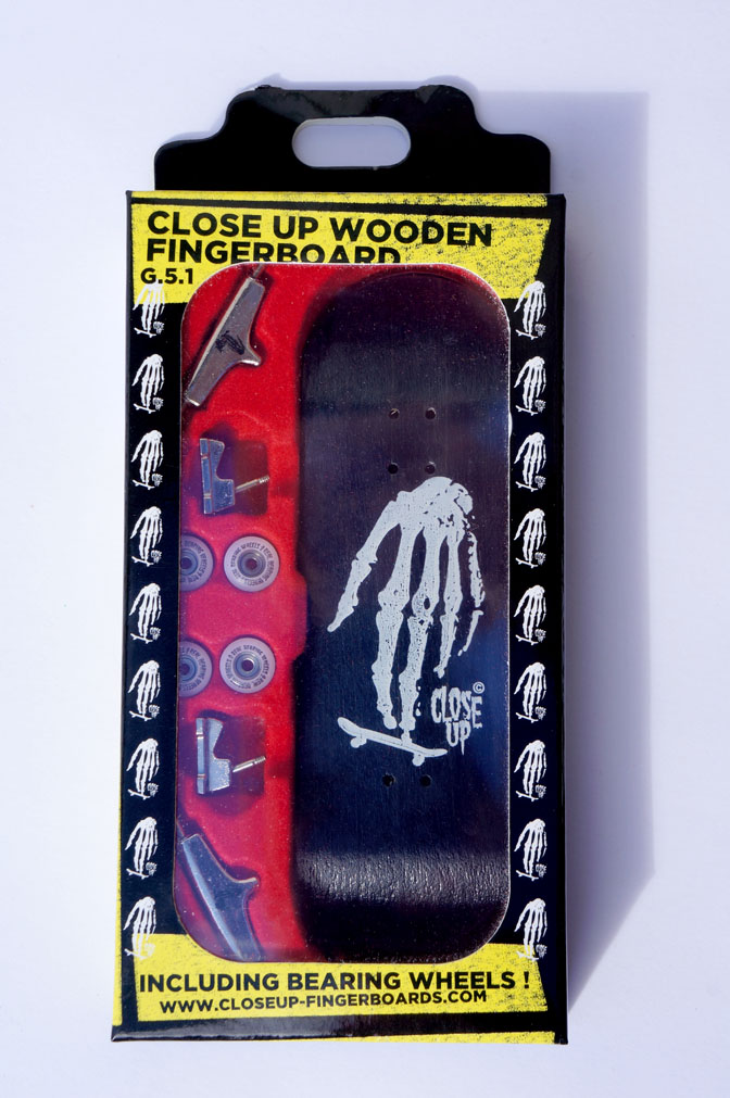 CLOSE UP SKULL HAND BLACK MODEL 31MM MEDIUM CONCAVE – 26,00 € ($ 35,50)