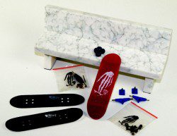CLOSEUP-FINGERBOARD-GREY-BENCH-+-GEN4-SKULL-HAND RED SET
