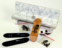 CLOSEUP-FINGERBOARD-GREY-BENCH-+-GEN4-SKULL-HAND WOOD SET