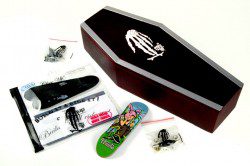 COFFIN2-+-GEN4-TRAUMA-RABBIT SET-CLOSEUP-FINGERSKATEBOARD