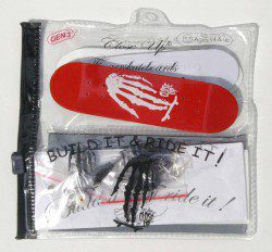 CLOSEUP NEW GEN3 SKULL HAND SET RED – 19,00 € ($27,75 USD)