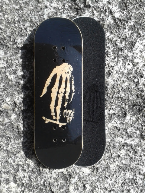 CLOSE UP/INEXP 31MM WIDE BLACK DECK </br>HAND MADE IN FRANCE </br>+ RIPTAPE – 24,00 € ($ 33,00)