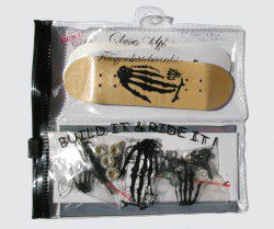 CLOSEUP NEW GEN3 SKULL HAND SET WOOD: 19,00 € ($27,75 USD)