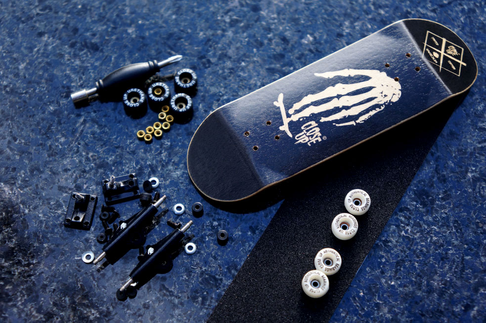 COMPLETE SET CLOSE UP/INEXP 31MM WIDE BLACK DECK + BEARING WHEELS – 32,00 € ($ 44,00)