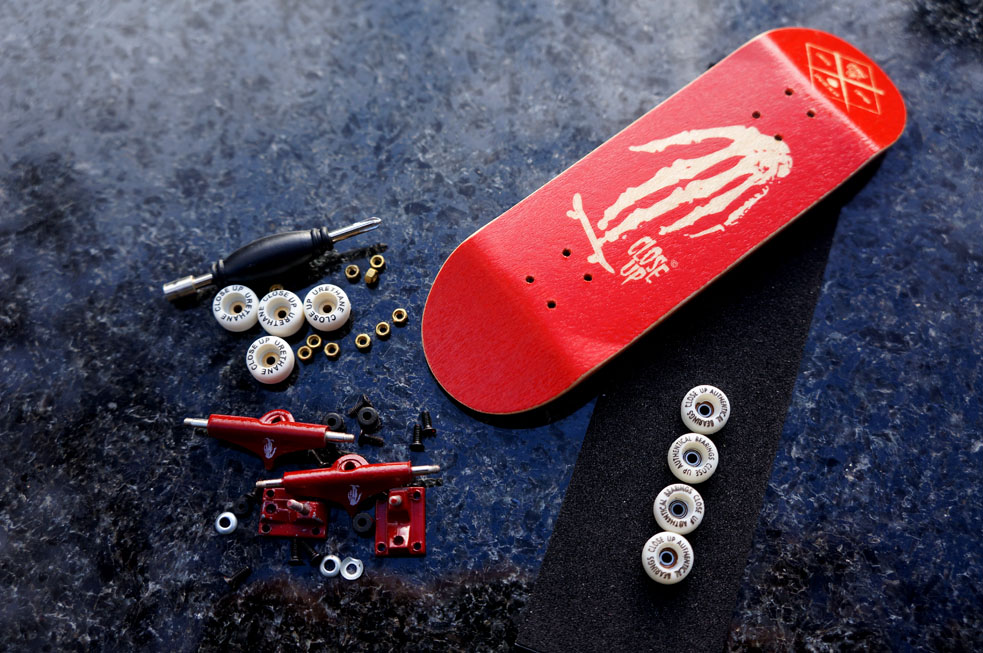 COMPLETE SET CLOSE UP/INEXP 31MM WIDE RED DECK + BEARING WHEELS – 32,00 € ($ 44,00)