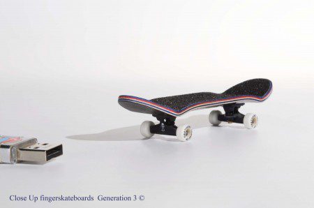 closeup fingerskateboard macro gen3 usb 450x298 CLOSEUP NEW GEN3 SKULL HAND SET BLACK   19,00 € ($27,75 USD) photo
